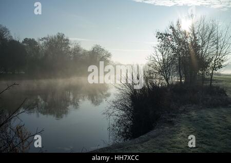 Runnymede, UK. 17. Januar 2017. Nebliger Morgen, als die Sonne steigt über die Juroren Kunstwerke in Runnymede, Surrey Credit: Andrew Spiers/Alamy Live News Stockfoto