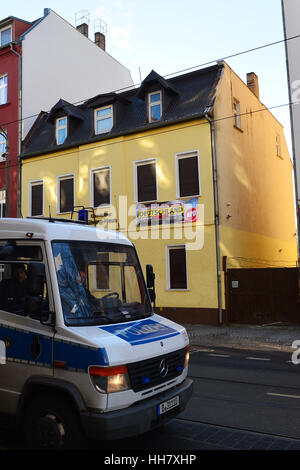 Berlin, Deutschland. 17. Januar 2017. Ein Polizeifahrzeug fährt vorbei an der NPD-Parteizentrale in Berlin, Deutschland, 17. Januar 2017. Foto: Maurizio Gambarini/Dpa/Alamy Live News Stockfoto