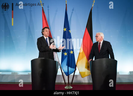 Berlin, Deutschland. 17. Januar 2017. Der deutsche Außenminister Frank-Walter Steinmeier (R, SPD) und niederländische Außenminister Bert Koenders sprechen während einer Pressekonferenz vor ihrem Treffen im Außenministerium in Berlin, Deutschland, 17. Januar 2017. Foto: Bernd von Jutrczenka/Dpa/Alamy Live News Stockfoto