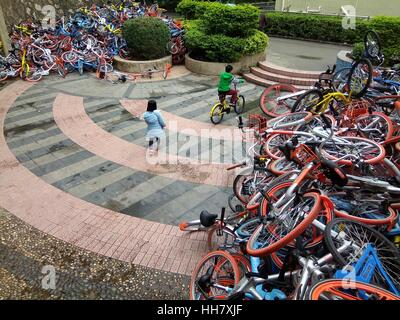 Shenzhen, Shenzhen, China. 16. Januar 2017. Shenzhen, CHINA-Januar 16 2017: (nur zur redaktionellen Verwendung. CHINA HERAUS). Hunderte von sabotierte freigegebenen Fahrräder liegen direkt neben einem Park in Süd-China Shenzhen, 16. Januar 2017. Fahrräder von verschiedenen Fahrrad Vermietung-Service-Unternehmen einschließlich Mobi, Xiaoming und OFO sind jetzt vor dem Problem der Sabotage in China geteilt. Viele gemeinsame Fahrräder wurden in der Straße aufgegeben und als Bikesharing-repariert werden musste jetzt an Popularität gewinnt. Bildnachweis: SIPA Asien/ZUMA Draht/Alamy Live-Nachrichten Stockfoto