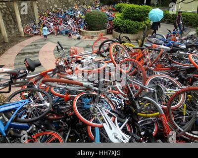 Shenzhen, Shenzhen, China. 16. Januar 2017. Shenzhen, CHINA-Januar 16 2017: (nur zur redaktionellen Verwendung. CHINA HERAUS). Hunderte von sabotierte freigegebenen Fahrräder liegen direkt neben einem Park in Süd-China Shenzhen, 16. Januar 2017. Fahrräder von verschiedenen Fahrrad Vermietung-Service-Unternehmen einschließlich Mobi, Xiaoming und OFO sind jetzt vor dem Problem der Sabotage in China geteilt. Viele gemeinsame Fahrräder wurden in der Straße aufgegeben und als Bikesharing-repariert werden musste jetzt an Popularität gewinnt. Bildnachweis: SIPA Asien/ZUMA Draht/Alamy Live-Nachrichten Stockfoto