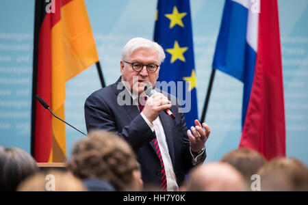 Berlin, Deutschland. 17. Januar 2017. Deutscher Außenminister Frank-Walter Steinmeier (SPD) anlässlich der Eröffnung des niederländisch-deutschen Forums in der Bundesrepublik Pressestelle in Berlin, Deutschland, 17. Januar 2017. Foto: Bernd von Jutrczenka/Dpa/Alamy Live News Stockfoto