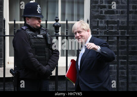 Downing Street, London, UK Uhren 17. Januar 2017 - ein Polizist als Außenminister Boris Johnson nach der wöchentlichen Kabinettssitzung in Nummer 10 Downing Street verlässt. Bildnachweis: Dinendra Haria/Alamy Live-Nachrichten Stockfoto