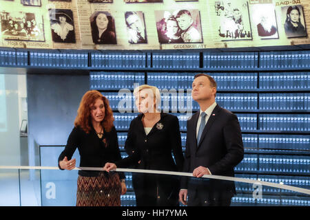 Jerusalem, Israel. 17. Januar 2017. Des polnischen Staatspräsidenten, ANDRZEJ DUDA und seine Frau AGATA KORNHAUSER DUDA, bestaunen Sie erweiterten Gedenkblätter in der Halle der Namen in Yad Vashem Holocaust Museum, wo die Gedenkblätter der mehr als 4.000.000 jüdischen Holocaust-Opfer ewig aufbewahrt werden. Der Präsident zu einem offiziellen viertägigen Besuch in Israel, tourte das Museum, beteiligte sich an einer Gedenkfeier und signiert das Museum-Gästebuch. Bildnachweis: Nir Alon/Alamy Live-Nachrichten Stockfoto