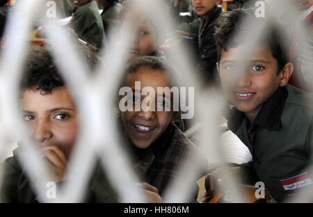 Sanaa, Jemen. 17. Januar 2017. Waisen Lächeln, als sie durch ein Fenster einer Klasse an der staatlichen Waisen Institution in Sanaa, Jemen, am 17. Januar 2017 aussehen. Es gibt mehr als 700 Kinder aus allen verschiedenen Provinzen leben in den Häusern der Waisen Institution in Sanaa. Jemens Waisen sind durch den Krieg mit Kürzungen zu Regierung und nicht-Regierungsorganisationen laufen Waisenhäuser über Land, als auch individuelle Spenden und Initiativen ausgetrocknet betroffen sein. Bildnachweis: Mohammed Mohammed/Xinhua/Alamy Live-Nachrichten Stockfoto