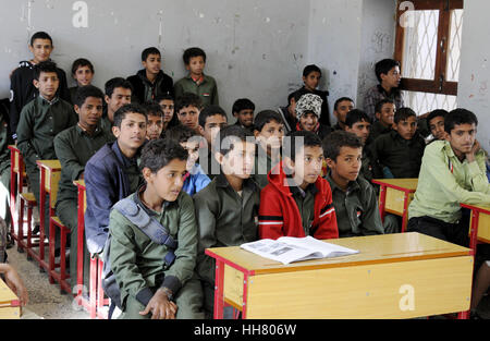 Sanaa, Jemen. 17. Januar 2017. Jemenitische Waisen anhören ein Lehrer während einer Klasse an der staatlichen Waisen Institution in Sanaa, Jemen, am 17. Januar 2017. Es gibt mehr als 700 Kinder aus allen verschiedenen Provinzen leben in den Häusern der Waisen Institution in Sanaa. Jemens Waisen sind durch den Krieg mit Kürzungen zu Regierung und nicht-Regierungsorganisationen laufen Waisenhäuser über Land, als auch individuelle Spenden und Initiativen ausgetrocknet betroffen sein. Bildnachweis: Mohammed Mohammed/Xinhua/Alamy Live-Nachrichten Stockfoto