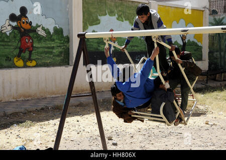 Sanaa, Jemen. 17. Januar 2017. Waisen genießen Freizeit an der Regierung betriebene Waisen Institution in Sanaa, Jemen, am 17. Januar 2017. Es gibt mehr als 700 Kinder aus allen verschiedenen Provinzen leben in den Häusern der Waisen Institution in Sanaa. Jemens Waisen sind durch den Krieg mit Kürzungen zu Regierung und nicht-Regierungsorganisationen laufen Waisenhäuser über Land, als auch individuelle Spenden und Initiativen ausgetrocknet betroffen sein. Bildnachweis: Mohammed Mohammed/Xinhua/Alamy Live-Nachrichten Stockfoto