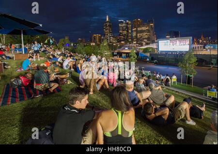 Melbourne, Australien. 17. Januar 2017. Zuschauer beobachten das Spiel über einen großen Bildschirm in Australian Open Tennis-Championshipson im Melbourne Park, Australien, 17. Januar 2017. Bildnachweis: Bai Xue/Xinhua/Alamy Live-Nachrichten Stockfoto