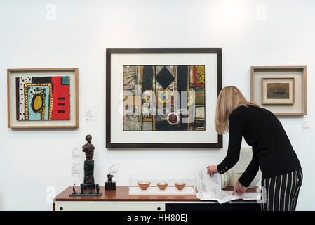 London, UK. 17. Januar 2017. Eine Mitarbeiterin Askew Galerie bereitet ihr stehen in der Vorschau der 29. London Art Fair, Großbritanniens führende Messe für moderne britische und Gegenwartskunst, statt im Business Design Centre in Islington vom 18.-22. Januar 2017, wo 129 Galerien aus 18 verschiedenen Ländern ihre Werke präsentieren werden. Bildnachweis: Stephen Chung/Alamy Live-Nachrichten Stockfoto