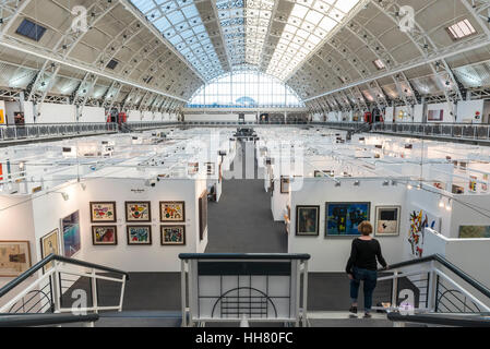 London, UK. 17. Januar 2017. Display-Ständer in der Vorschau der 29. London Art Fair, Großbritanniens führende Messe für moderne britische und zeitgenössische Kunst, wobei Platz im Business Design Centre in Islington vom 18.-22. Januar 2017, wo 129 Galerien aus 18 verschiedenen Ländern ihre Werke präsentieren werden. Bildnachweis: Stephen Chung/Alamy Live-Nachrichten Stockfoto