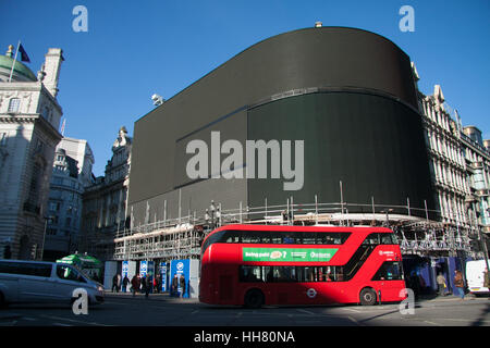 London, UK. 17. Januar 2017. Der berühmten Piccadilly Circus Werbetafeln gebadet im Winter Sonne bleiben ausgeschaltet, da Arbeitsbeginn auf deren Ersatz durch einzelne LED-Bildschirm, aufgeteilt zwischen einer Anzahl von Werbekunden auf Herbst 2017 Kredit: Amer Ghazzal/Alamy Live-Nachrichten Stockfoto