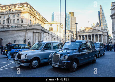 London, UK. 17. Januar 2017. Hunderte von schwarzen Taxi Taxifahrer inszenieren einen Protest, im Herzen der City of London, außerhalb der Bank of England, demonstrieren gegen Teil-Fußgängerzonen Pläne, die den Fahrzeugverkehr im Bereich beschränken werden. Bildnachweis: Stephen Chung/Alamy Live-Nachrichten Stockfoto