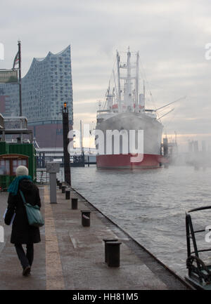 Die Silhouette des Hauses Elbphilharmonie Konzert und das Museumsschiff "Cap San Diego" sind zu sehen auf der Elbe unter dem Winterhimmel Morgen in Hamburg, Deutschland, 17. Januar 2017. Foto: Christian Charisius/dpa Stockfoto