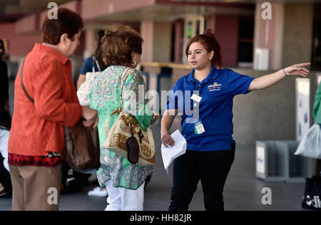 27. April 2015 - Las Vegas, Nevada, USA - ein Allegiant Air Agent unterstützt Passagiere am McCarran International Airport auf Montag, 27. April 2015, in Las Vegas. (Bild Kredit: © David Becker über ZUMA Draht) Stockfoto