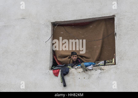 Belgrad, Serbien. 17. Januar 2017. Ein Migrant am Fenster ein verlassenes Lagerhaus, wo er Unterschlupf Credit fand: Alessandro Mazzola/Erwachen/Alamy Live News Stockfoto