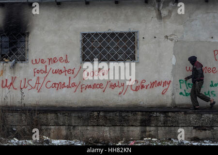 Belgrad, Serbien. 17. Januar 2017. Ein Flüchtling geht in der Nähe ein Lager, wo sie Zuflucht in Belgrad Credit nahm: Alessandro Mazzola/Erwachen/Alamy Live News Stockfoto