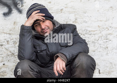 Belgrad, Serbien. 17. Januar 2017. Ein Migrant steht vor einem verlassenen Lagerhaus wo sie Unterschlupf Credit fand: Alessandro Mazzola/Erwachen/Alamy Live News Stockfoto