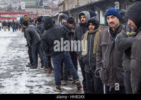 Belgrad, Serbien. 17. Januar 2017. Flüchtlinge in der Schlange für Lebensmittel außerhalb einer verlassenen Lagerhalle wo sie Unterschlupf Credit fand verteilt stehen: Alessandro Mazzola/Erwachen/Alamy Live News Stockfoto