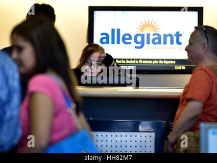 27. April 2015 - Las Vegas, Nevada, USA - ein Allegiant Air Agent unterstützt Passagiere am Check-in-Schalter am McCarran International Airport auf Montag, 27. April 2015, in Las Vegas. (Bild Kredit: © David Becker über ZUMA Draht) Stockfoto