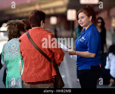 27. April 2015 - Las Vegas, Nevada, USA - ein Allegiant Air Agent unterstützt Passagiere am McCarran International Airport auf Montag, 27. April 2015, in Las Vegas. (Bild Kredit: © David Becker über ZUMA Draht) Stockfoto