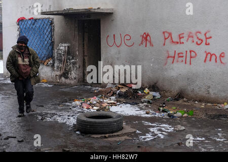 Belgrad, Serbien. 17. Januar, 2017. Flüchtlinge stehen in der Schlange für das Essen außerhalb ein verfallenes Lagerhaus, in dem sie Unterschlupf fand verteilt Stockfoto