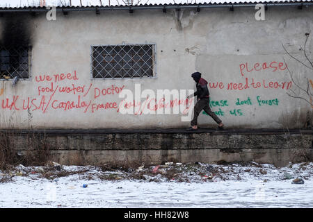 Belgrad, Serbien. 17. Januar, 2017. Flüchtlinge stehen in der Schlange für das Essen außerhalb ein verfallenes Lagerhaus, in dem sie Unterschlupf fand verteilt Stockfoto