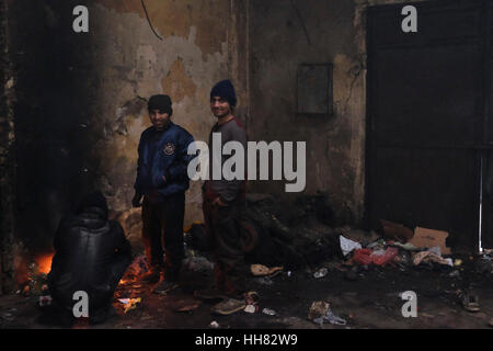 Belgrad, Serbien. 17. Januar, 2017. Flüchtlinge stehen in der Schlange für das Essen außerhalb ein verfallenes Lagerhaus, in dem sie Unterschlupf fand verteilt Stockfoto