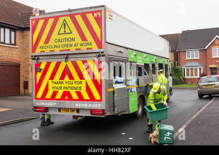 Gloucester, Großbritannien. 17. Januar 2017. Gloucester City Council haben diese Woche vorgestellt, eine erweiterte Bordsteinkante recycling-Service, Abfall zu minimieren soll. Der Rat zuvor gesammelt: Papier, Karton, Batterien, Kartons, Speisereste, Glasflaschen, Plastikflaschen und Dosen. Der neue Dienst erfasst zusätzlich gewellte Pappe, gemischte Kunststoffe, alte Kleidung und Schuhe. Neu ist auch die Arbeit der Besatzungen, die Mülltrennung an der Bordsteinkante in Romaquip Kerb-Art LKW recycling. Bildnachweis: Joseph Clemson 1/Alamy Live News Stockfoto