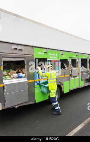 Gloucester, Großbritannien. 17. Januar 2017. Gloucester City Council haben diese Woche vorgestellt, eine erweiterte Bordsteinkante recycling-Service, Abfall zu minimieren soll. Der Rat zuvor gesammelt: Papier, Karton, Batterien, Kartons, Speisereste, Glasflaschen, Plastikflaschen und Dosen. Der neue Dienst erfasst zusätzlich gewellte Pappe, gemischte Kunststoffe, alte Kleidung und Schuhe. Neu ist auch die Arbeit der Besatzungen, die Mülltrennung an der Bordsteinkante in Romaquip Kerb-Art LKW recycling. Bildnachweis: Joseph Clemson 1/Alamy Live News Stockfoto