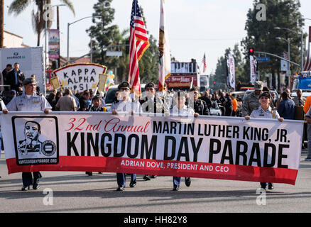 Los Angeles, USA. 16. Januar 2017. Menschen nehmen an der 32. jährlichen Kingdom Day Parade in Los Angeles, USA Teil. Die jährliche Kingdom Day Parade findet um zu Ehren der Bürgerrechtler Martin Luther King Jr. und das diesjährige Thema ist "Heute mehr denn je, wir alle müssen arbeiten zusammen." Bildnachweis: Zhao Hanrong/Xinhua/Alamy Live-Nachrichten Stockfoto