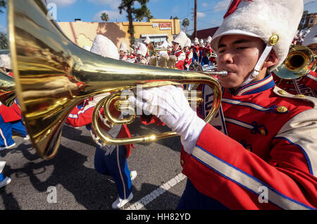 Los Angeles, USA. 16. Januar 2017. Menschen nehmen an der 32. jährlichen Kingdom Day Parade in Los Angeles, USA Teil. Die jährliche Kingdom Day Parade findet um zu Ehren der Bürgerrechtler Martin Luther King Jr. und das diesjährige Thema ist "Heute mehr denn je, wir alle müssen arbeiten zusammen." Bildnachweis: Zhao Hanrong/Xinhua/Alamy Live-Nachrichten Stockfoto