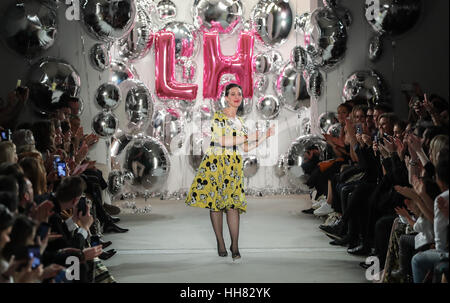 Berlin, Deutschland. 17. Januar 2017. Österreichische Designerin Lena Hoschek begrüßt das Publikum während der Mercedes-Benz Fashion Woche Berlin Herbst/Winter 2017. Bildnachweis: Shan Yuqi/Xinhua/Alamy Live-Nachrichten Stockfoto