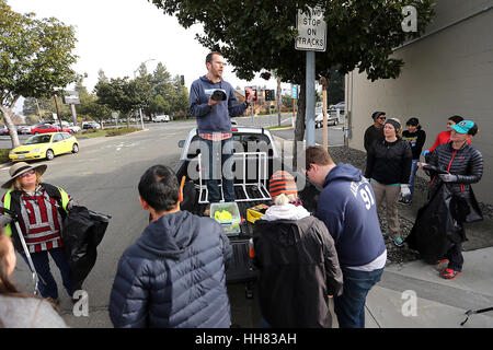 Napa, USA. 16. Januar 2017. Napa County Fahrrad Koalition Executive Director Patrick Band, Center, Freiwillige, die Martin Luther King Jr. Day Service für eine Bereinigung Detail entlang dem Napa Valley Rebe Trail am Montagmorgen begrüßt. Hunderte von Napa Valley Bewohner verbunden mit anderen über das Land für den Tag des Dienens. Bildnachweis: Napa Valley Register/ZUMA Draht/Alamy Live-Nachrichten Stockfoto