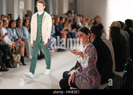 Berlin, Deutschland. 17. Januar 2017. Ein Zuschauer nimmt Selfie während Mercedes-Benz Fashion Woche Berlin Herbst/Winter 2017. Bildnachweis: Wang Qing/Xinhua/Alamy Live-Nachrichten Stockfoto