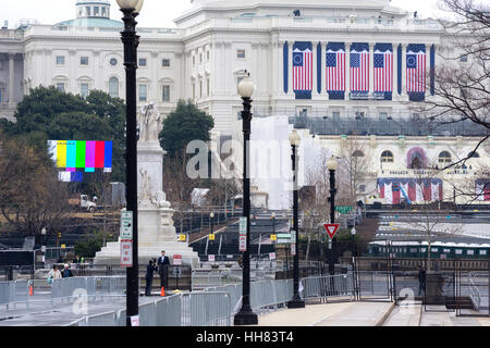 Washington, USA. 17. Januar 2017. Links unten, ein Reporter und ein Kameramann beschreiben die Vorbereitungen für die bevorstehende Eröffnung der Donald Trump auf das Kapitol in Washington, D.C. Credit: Tim Brown/Alamy Live News Stockfoto