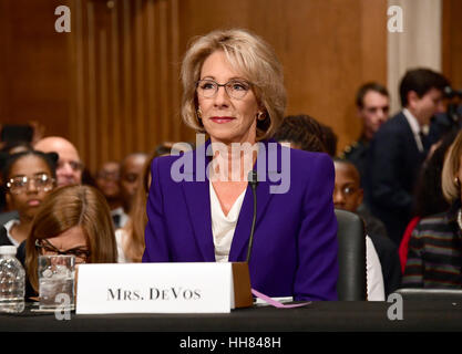 Washington, USA. 17. Januar 2017. Betsy DeVos Grand Rapids, Michigan und erscheint vor uns Senatsausschuss für Gesundheit, Bildung, Arbeit und Renten hält eine Anhörung unter Berücksichtigung ihrer Nominierung zu uns Bildungsministerin auf dem Capitol Hill in Washington. Bildnachweis: Ron Sachs/CNP /MediaPunch Stockfoto