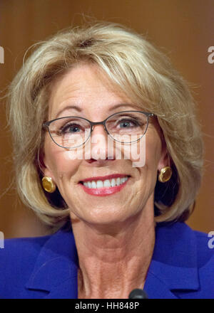 Washington, USA. 17. Januar 2017. Betsy DeVos Grand Rapids, Michigan und erscheint vor uns Senatsausschuss für Gesundheit, Bildung, Arbeit und Renten hält eine Anhörung unter Berücksichtigung ihrer Nominierung zu uns Bildungsministerin auf dem Capitol Hill in Washington. Bildnachweis: Ron Sachs/CNP /MediaPunch Stockfoto