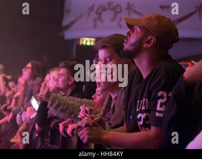 London, UK. 17. Januar 2017. Fans vor der Bühne während der Sremm Leben II Tour O2 Shepherds Bush Empire in London. Bildnachweis: Das Foto Zugang/Alamy Live-Nachrichten Stockfoto