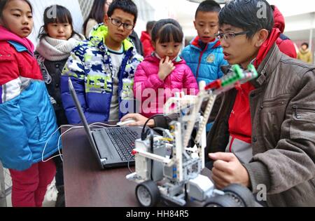 Qinhuangdao, China. 18. Januar 2017 ** nur zur redaktionellen Verwendung. CHINA OUT ** Kinder interagieren mit Robotern in Qinhuangdao, Hebei Provinz Nord-China. Kinder zeigten großes Interesse an Wissenschaft Technologie und die Roboter. Bildnachweis: SIPA Asien/ZUMA Draht/Alamy Live-Nachrichten Stockfoto