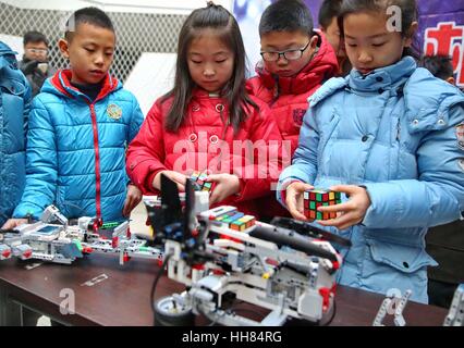 Qinhuangdao, China. 18. Januar 2017 ** nur zur redaktionellen Verwendung. CHINA OUT ** Kinder interagieren mit Robotern in Qinhuangdao, Hebei Provinz Nord-China. Kinder zeigten großes Interesse an Wissenschaft Technologie und die Roboter. Bildnachweis: SIPA Asien/ZUMA Draht/Alamy Live-Nachrichten Stockfoto