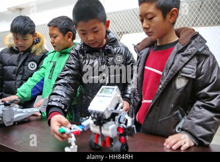 Qinhuangdao, China. 18. Januar 2017 ** nur zur redaktionellen Verwendung. CHINA OUT ** Kinder interagieren mit Robotern in Qinhuangdao, Hebei Provinz Nord-China. Kinder zeigten großes Interesse an Wissenschaft Technologie und die Roboter. Bildnachweis: SIPA Asien/ZUMA Draht/Alamy Live-Nachrichten Stockfoto