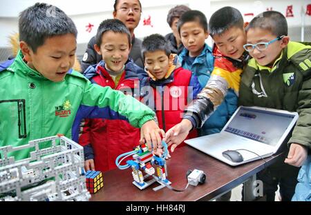 Qinhuangdao, China. 18. Januar 2017 ** nur zur redaktionellen Verwendung. CHINA OUT ** Kinder interagieren mit Robotern in Qinhuangdao, Hebei Provinz Nord-China. Kinder zeigten großes Interesse an Wissenschaft Technologie und die Roboter. Bildnachweis: SIPA Asien/ZUMA Draht/Alamy Live-Nachrichten Stockfoto