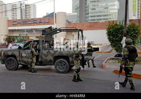 Cancun, Mexiko. 17. Januar 2017. Soldaten sind auf der Hut nach einem Anschlag in dem beliebten Urlaubsort von Cancun gesehen. Laut der lokalen Presse erfolgte der Angriff in der Nähe vom Generalstaatsanwalt Büro von Cancun, mindestens drei Menschen getötet. Drei mutmaßliche schützen wurden gefangen genommen. Bildnachweis: Jesus Tijerina/Xinhua/Alamy Live-Nachrichten Stockfoto