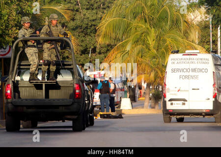 Cancun, Mexiko. 17. Januar 2017. Soldaten Wache in der Nähe eines Schussangriffs in dem beliebten Urlaubsort von Cancun. Laut der lokalen Presse erfolgte der Angriff in der Nähe vom Generalstaatsanwalt Büro von Cancun, mindestens drei Menschen getötet. Drei mutmaßliche schützen wurden gefangen genommen. Bildnachweis: Str/Xinhua/Alamy Live-Nachrichten Stockfoto