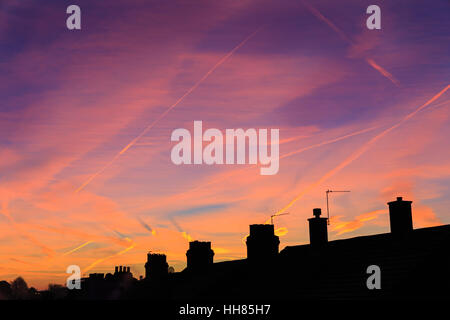 Forest Hill, London, UK. 18. Januar 2017. Ein kalten und frostiger Start in den Tag, als die Sonne langsam steigt in bunten rosa und orange Tönen Credit: Imageplotter News und Sport/Alamy Live News Stockfoto