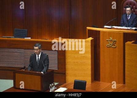 Hong Kong, China. 18. Januar 2017. Leung Chun-Ying, Hauptgeschäftsführer von Hong Kong Special Administrative Region, liefert die Politik-Adresse für das Jahr 2017 auf dem Gesetzgebenden Rat in Hongkong, Südchina, 18. Januar 2017. Bildnachweis: Wang Shen/Xinhua/Alamy Live-Nachrichten Stockfoto