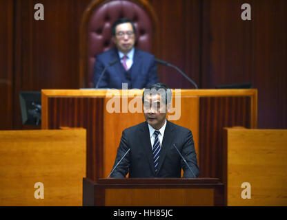 Hong Kong, China. 18. Januar 2017. Leung Chun-Ying, Hauptgeschäftsführer von Hong Kong Special Administrative Region, liefert die Politik-Adresse für das Jahr 2017 auf dem Gesetzgebenden Rat in Hongkong, Südchina, 18. Januar 2017. Bildnachweis: Wang Shen/Xinhua/Alamy Live-Nachrichten Stockfoto