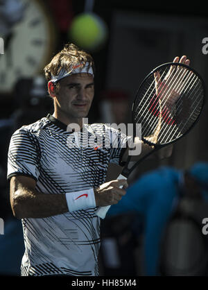 Melbourne, Australien. 18. Januar 2017. Roger Federer der Schweiz feiert nach dem zweiten Vorrundenspiel gegen Noah Rubin der Vereinigten Staaten bei den Australian Open Tennis Championships in Melbourne, Australien, 18. Januar 2017 der Männer zu gewinnen Einzel. Federer gewann 3: 0. Bildnachweis: Lui Siu Wai/Xinhua/Alamy Live-Nachrichten Stockfoto