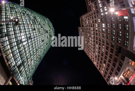 Berlin, Deutschland. 17. Januar 2017. Die Bahn-Turm (l) und Kollhoff Tower am Potsdamer Platz in Berlin, Deutschland, 17. Januar 2017. Foto: Paul Zinken/Dpa/Alamy Live News Stockfoto