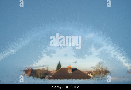 Wimbledon, London, UK. 18. Januar 2017. Großbritannien Wetter. Frost-Kristalle auf ein Dachfenster mit Morgensonne auffällig Dächer in SW London. Malcolm Park © Redaktion/Alamy Live-Nachrichten. Stockfoto